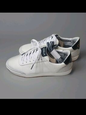 Novella Chapter 1 Verse 1 Low-Top Sneakers